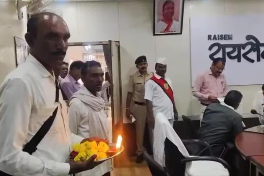 जनता दरबार में पूजन की थाली सजा कर पहुंचा ठेकेदार
