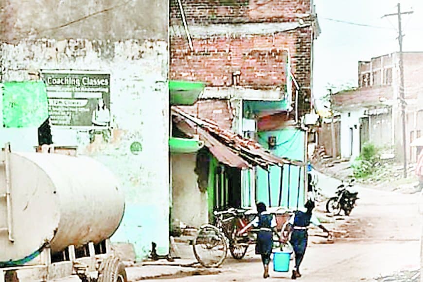 बाल्टी में पानी ढो रहा देश का भविष्य, जिम्मेदार बेफिक्र