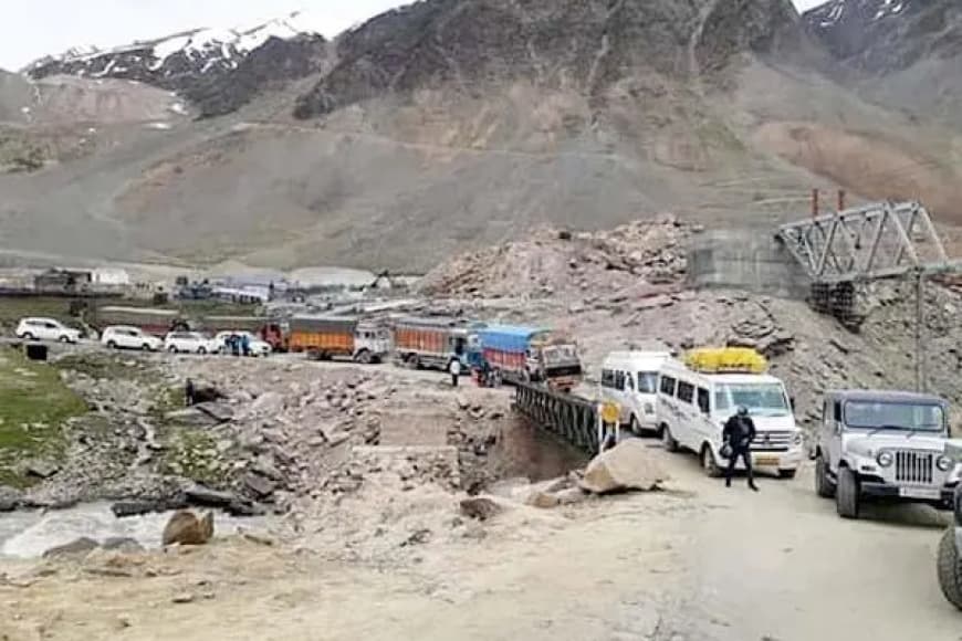 हिमाचल: मनाली-लेह NH3 भूस्खलन से बंद, फंसे सैकड़ों वाहन, जानें ताजा अपडेट