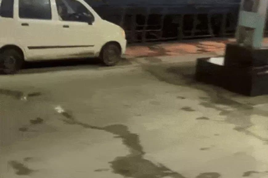भोपाल स्टेशन के प्लेटफॉर्म पर दौड़ाई कार और स्कूटर 