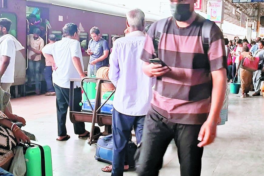 सतना जंक्शन: मंडरा रहा संक्रमण का खतरा, भिनभिना रहीं मक्खियां