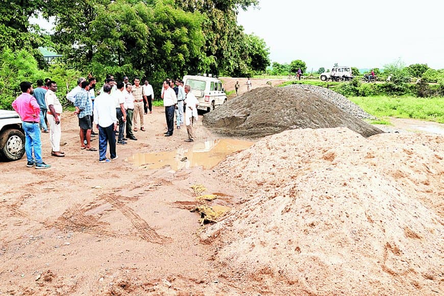 पिता-पुत्र पर एफआईआर रेत के अवैध भंडारण पर छापा