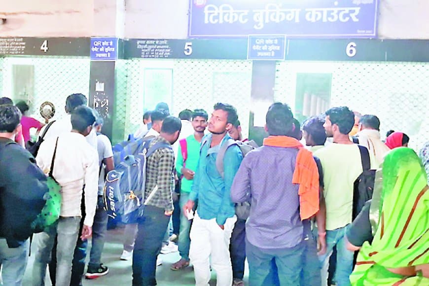 स्टेशन में पिछले माह से तीन एटीवीएम मशीनें शटडाउन