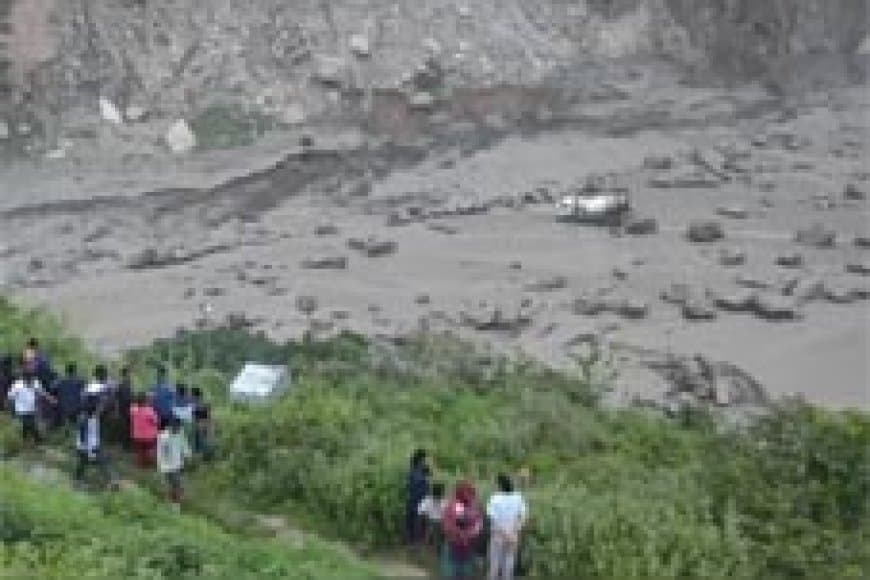 नेपाल और चीन को जोड़ने वाला पुल बाढ़ में बहा, 6 चीनी नागरिकों सहित 20 लोग लापता