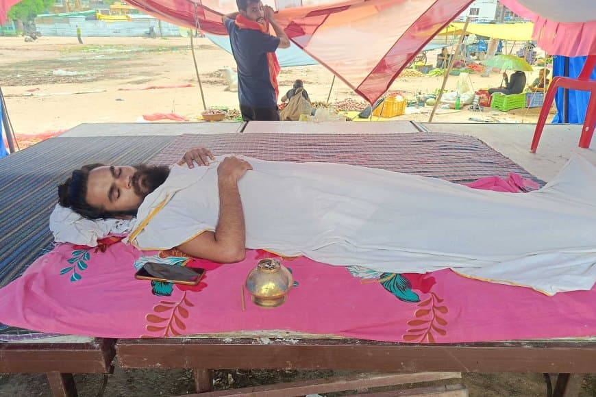 छतरपुर में आमरण अनशन पर बैठे पुजारी की जिम्मेदारों ने नहीं ली सुध
