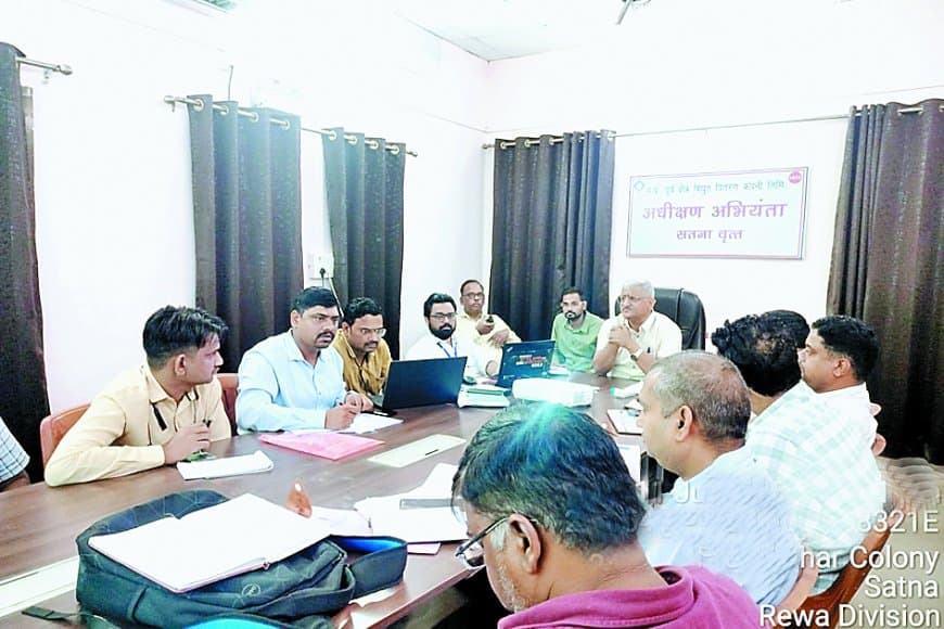 एसई ने लगाई कार्यपालन अभियंताओं की क्लास
