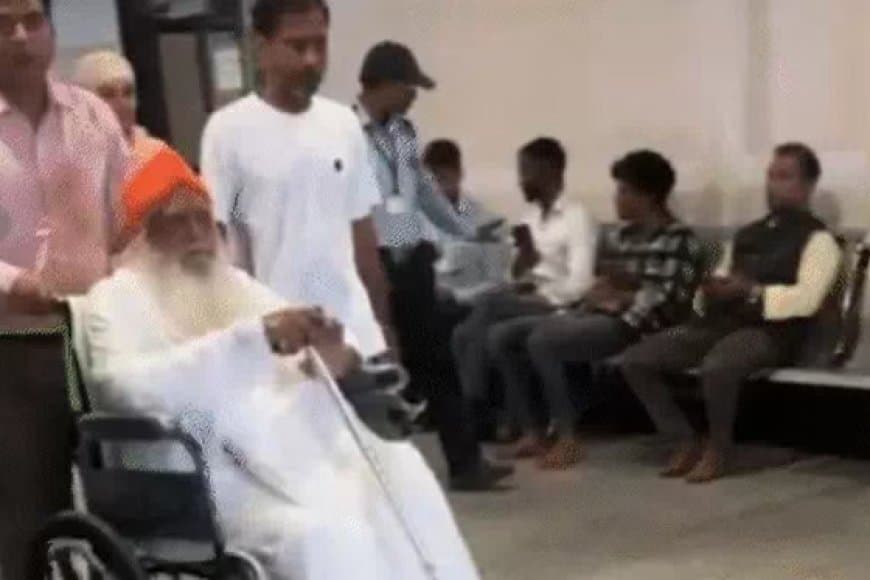 रेप केस में सजायाफ्ता आसाराम इंदौर के सुपर स्पेशियलिटी अस्पताल में दिखा..  उमड़ी भीड़ृ
