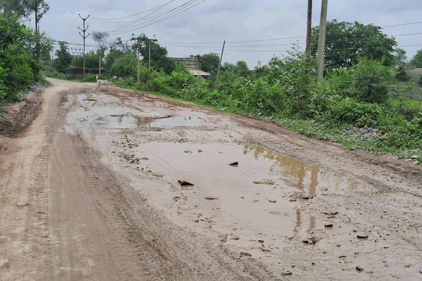 छात्रों व बीमारों के लिए मुसीबत बनी सितपुरा-छींदा मार्ग की बदहाली