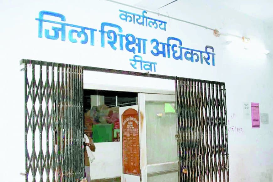 1200 को छोड़कर जूनियर को बनाया डीईओ