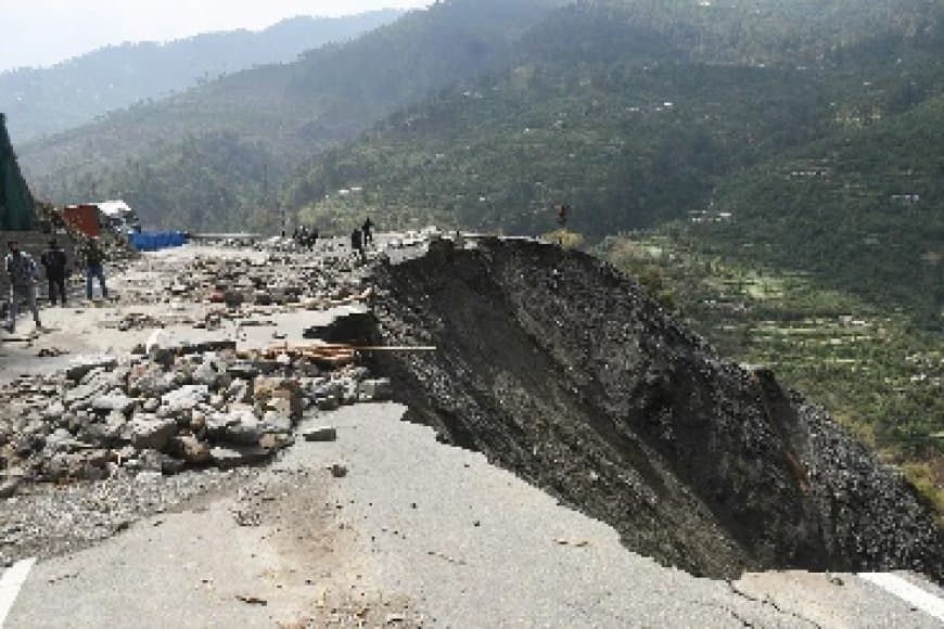 जम्मू-कश्मीर में माता वैष्णो देवी मार्ग पर भू-स्खलन