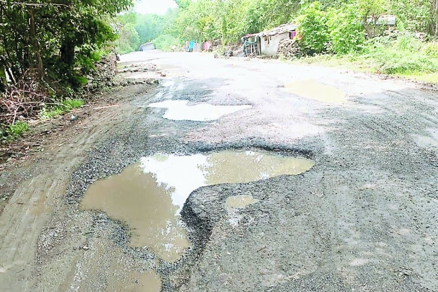 सड़कें टूटीं, भरोसा भी: सतना-बड़ी सेमरिया मार्ग की उपेक्षा सीएम हेल्पलाइन की साख पर भी चोट