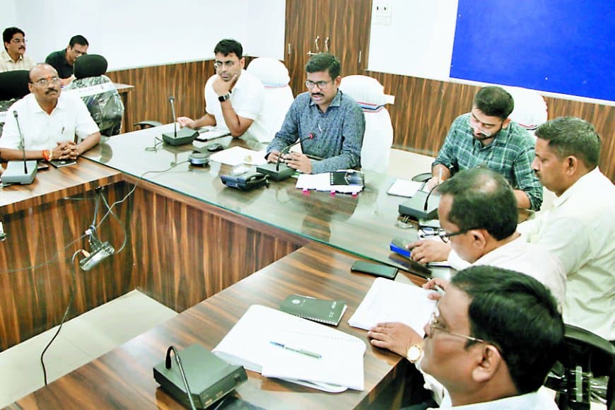 राजस्व विभाग पर 1400 से अधिक शिकायतें लंबित, कलेक्टर सख्त – तीन एसडीएम को नोटिस