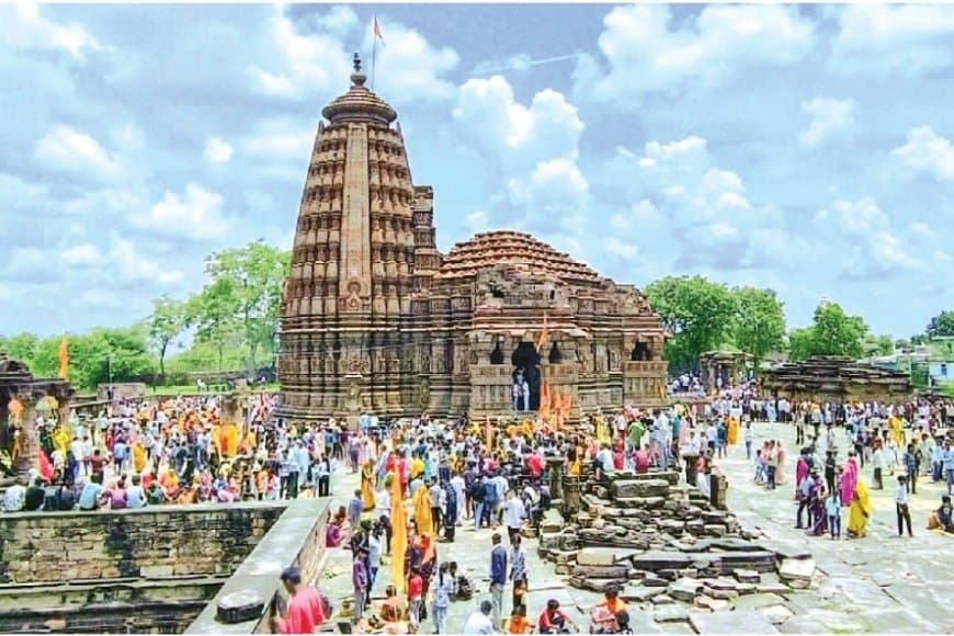 उदयपुर मंदिर में सुबह से शाम तक 300 कांवड़ियों ने किया जलाभिषेक.
