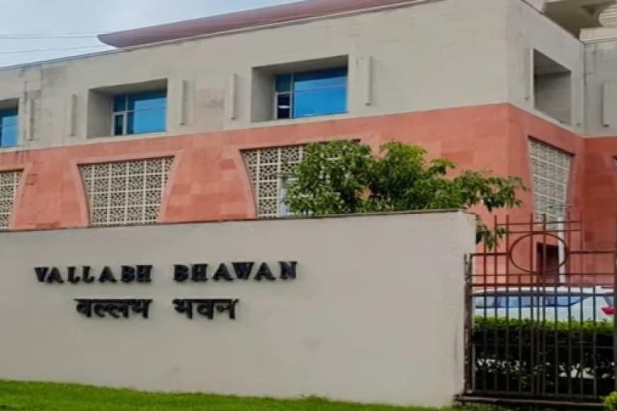 अब सरकार ने आईएएस सिबी चक्रवर्ती को सीएम सचिवालय से हटाया