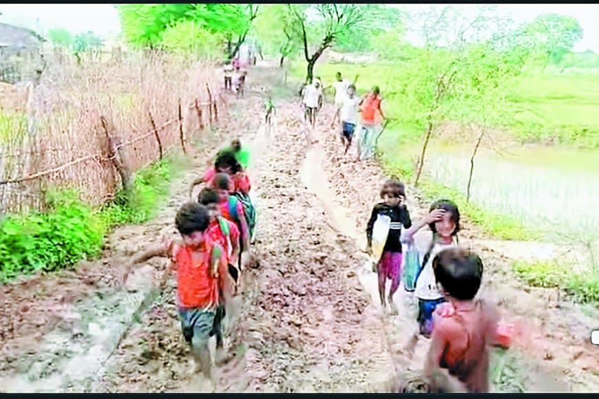 बड़ी सितुल गांव में बच्चों की पढ़ाई बनाम कीचड़ की जंग, पक्की सड़क अब भी सपना!