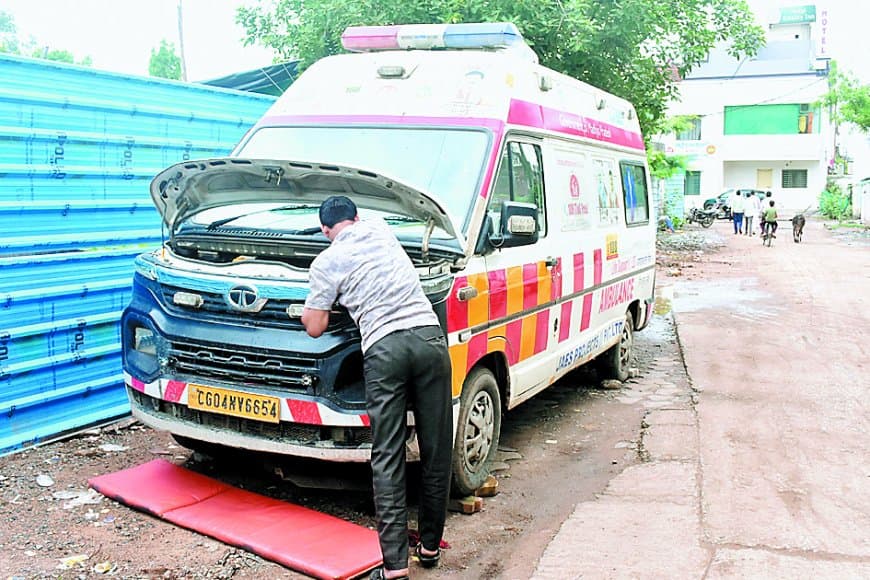 108 एम्बुलेंस सेवा की लापरवाही से मरीज की जान पर बन आई: रामनगर में ऑन-रोड दिखाकर गाड़ी खड़ी रखी, ड्राइवर और EMT सस्पेंड