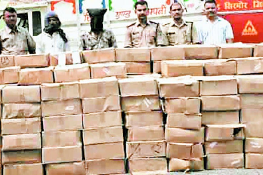 रीवा ज़िले में शराब ठेकेदार और आबकारी अधिकारियों की मिलीभगत उजागर, 300 पेटी की परमिट पर निकली 600 पेटी देशी शराब