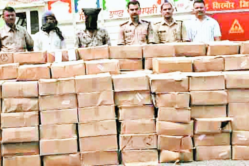 एक परमिट से दो बार निकली शराब की खेप: सिरमौर में 300 पेटी जब्ती के बाद वेयरहाउस प्रभारी और आबकारी अधिकारी पर मंडराया शिकंजा