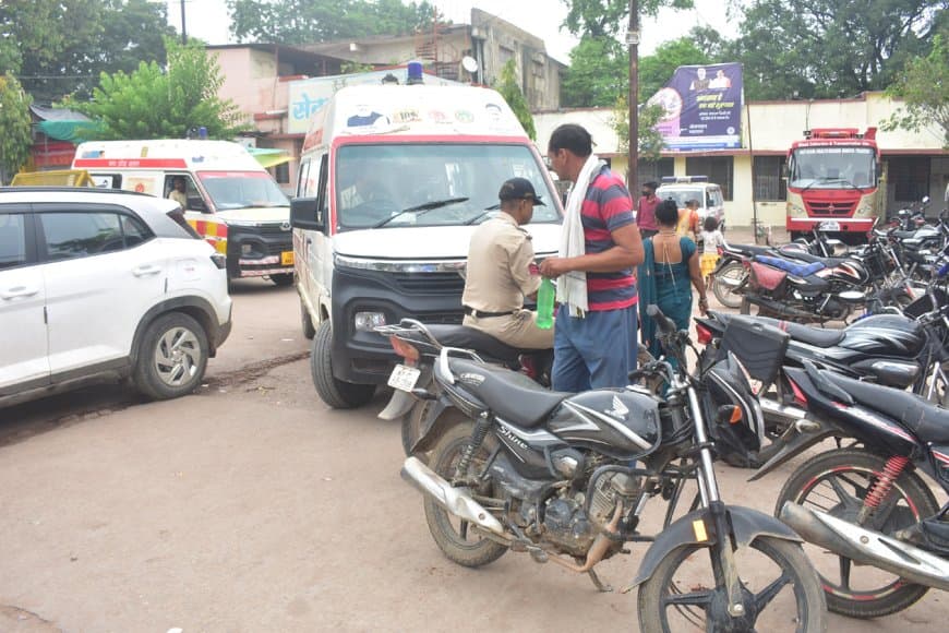 जिला अस्पताल सतना में अवैध पार्किंग बनी आपातकालीन सेवाओं में बाधा: एम्बुलेंस जाम में फंसी, मरीजों की जान जोखिम में