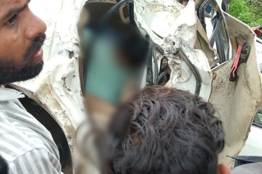 देवास में पेड़ से टकराई तेज रफ्तार कार, तीन की मौत