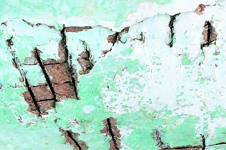 सिंगरौली में मौत की छांव में पढ़ाई: जर्जर भवनों में चल रहे सरकारी स्कूल, बच्चों की जान खतरे में, प्रशासन बना मौन दर्शक