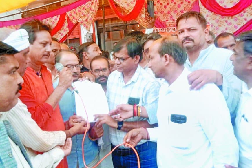 पन्ना में बारिश के बीच कांग्रेस का जन आक्रोश प्रदर्शन: 17 सूत्रीय मांगों के साथ राज्यपाल के नाम सौंपा ज्ञापन, प्रशासन को दी चेतावनी