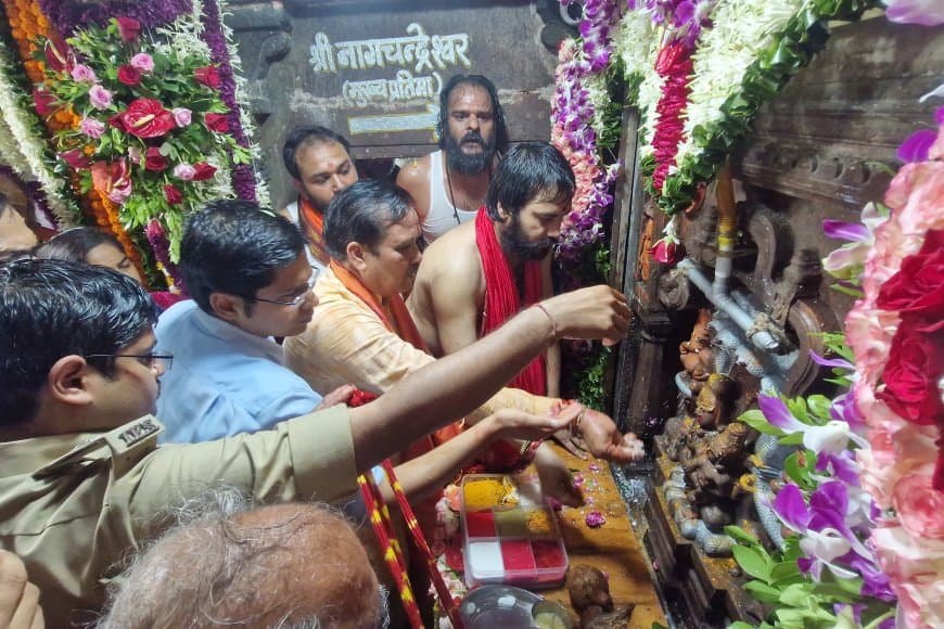 रात 12 बजे खुले नागचंद्रेश्वर के पट...  ढाई लाख भक्तों ने किए दर्शन