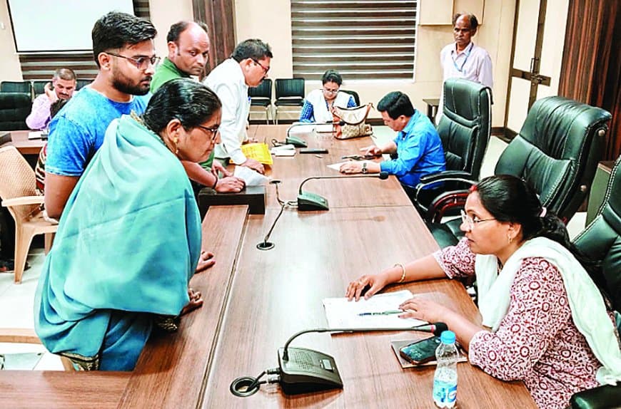 जन सुनवाई: सड़क, नाली व पेयजल की मांग को लेकर भटक रही जनता