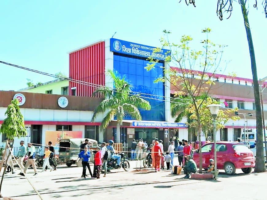 कैसे मिले इलाज: जिला चिकित्सालय में चिकित्सकों का टोटा, चाहिए 55 तो तैनाती केवल 19 की ही