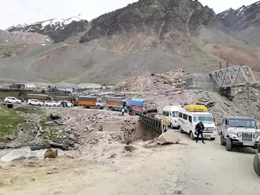 हिमाचल: मनाली-लेह NH3 भूस्खलन से बंद, फंसे सैकड़ों वाहन, जानें ताजा अपडेट