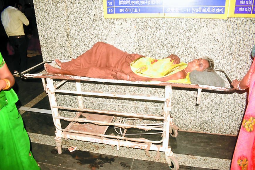 यह कैसी संवेदनशीलता : कबाड़ स्ट्रेचर में मरीज, नए से ढोई जा रही दवाईयां