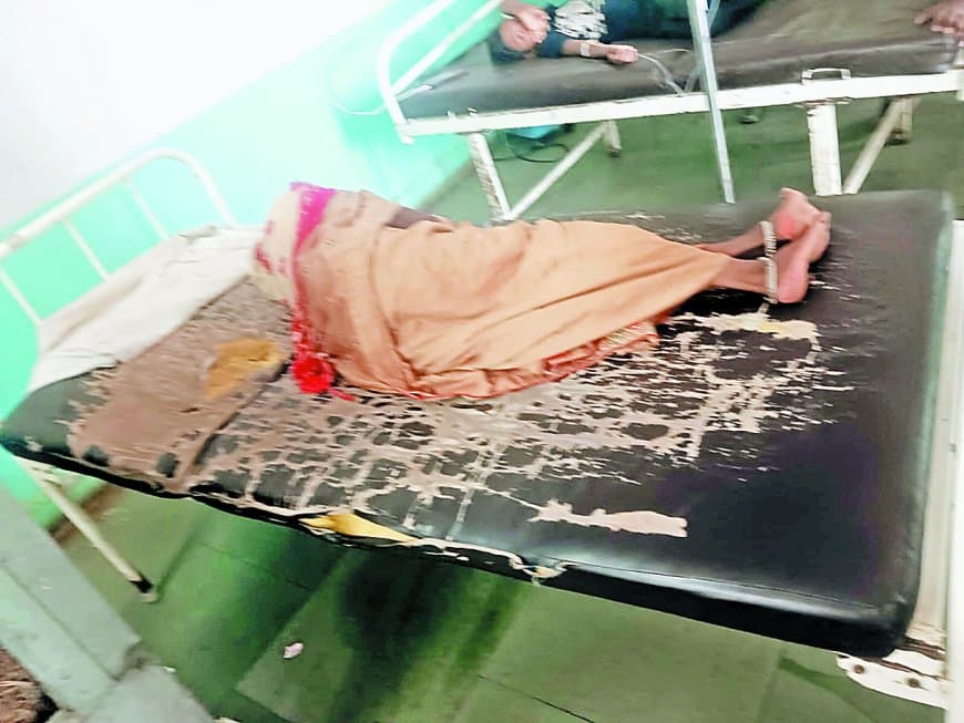 सामुदायिक स्वास्थ्य केंद्र में गंदगी-दुर्गंध से डॉक्टर भी परेशान