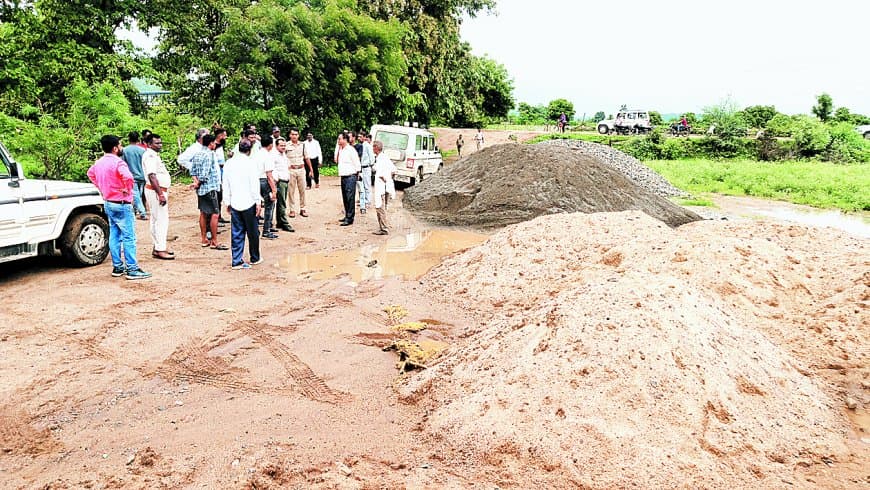 पिता-पुत्र पर एफआईआर रेत के अवैध भंडारण पर छापा