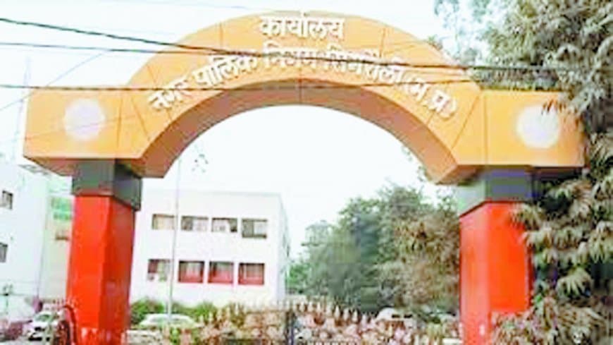 विकास की जमीनी हकीकत देखना है तो यहां की सड़कों पर निकलिए, हर तरफ दिखेंगे गड्ढे ही गड्ढे