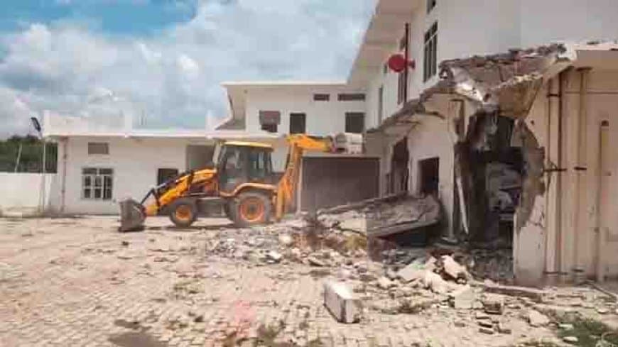 धर्मांतरण सरगना छांगुर बाबा की हवेली पर चला योगी का बुलडोजर,अपराधियों की संपत्ति जब्त करेगी सरकार