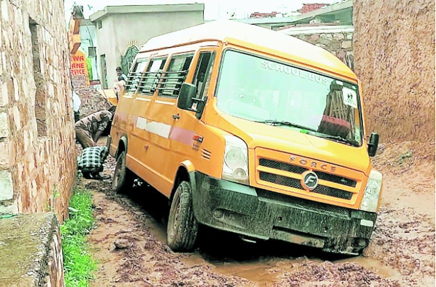 सीवर लाइन ने शहर को बना दिया 'बदसूरत'