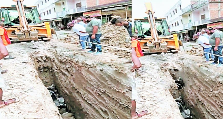 सीवर लाइन के गड्ढे में बाइक समेत गिरे दम्पत्ति