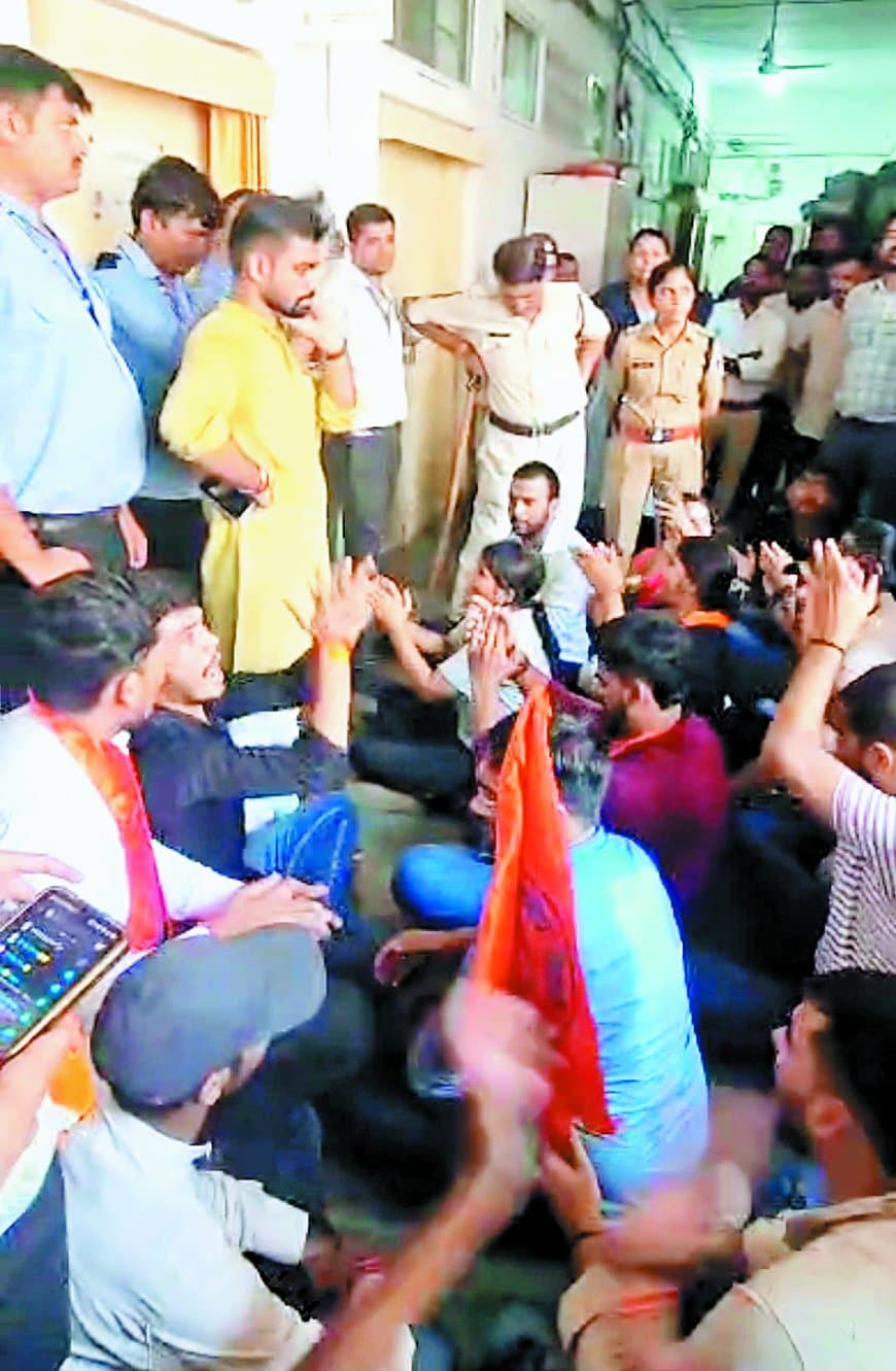 डॉक्टर को बर्खास्त करने एबीव्हीपी ने किया प्रदर्शन