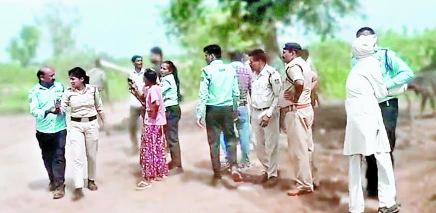 महिला आरक्षक का डंडे से सिर फोड़ा, टीआई को दांतों से काटा