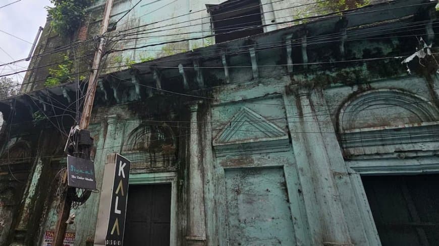 मध्यप्रदेश में बजट की बौछार...काम का सूखा...स्कूलों की टपकती छत के नीचे गढ़ रहे ‘भविष्य’