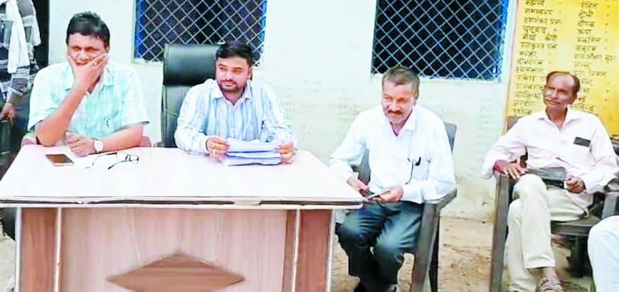 सचिव की आईडी से ऑनलाइन दुकान संचालक ने काटे राशन पर्ची से नाम, जिंदा लोगों को किया मृत