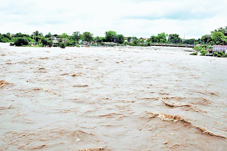 बिछिया-बीहर में उफान, कई मोहल्ले डूबे, सड़कें बंद