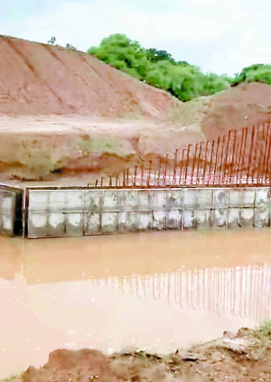 रेलवे ब्रिज के गड्ढे में डूबने से दो मासूमों की मौत