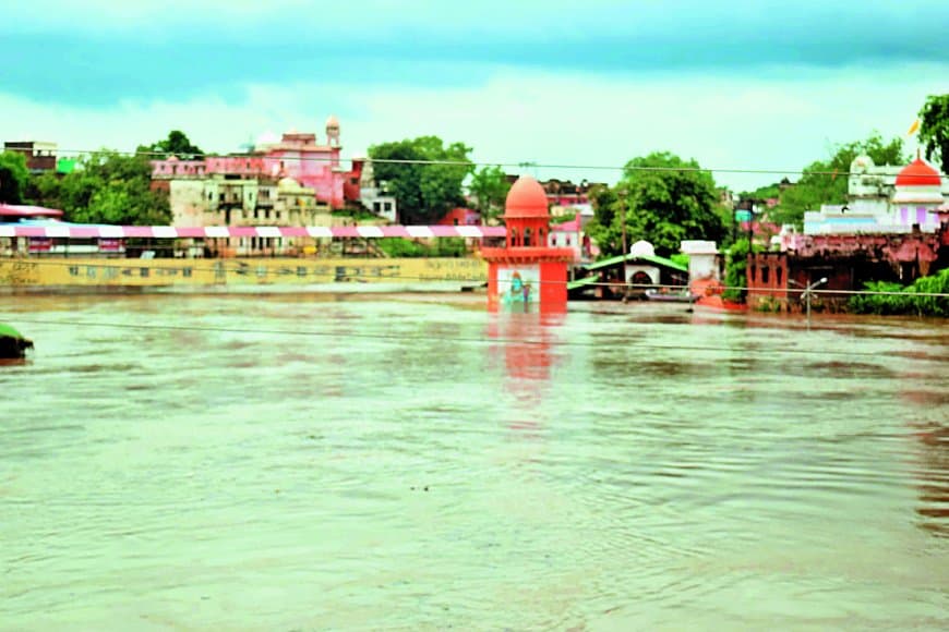 चित्रकूट में बाढ़ के हालात, सड़क पर चली नाव