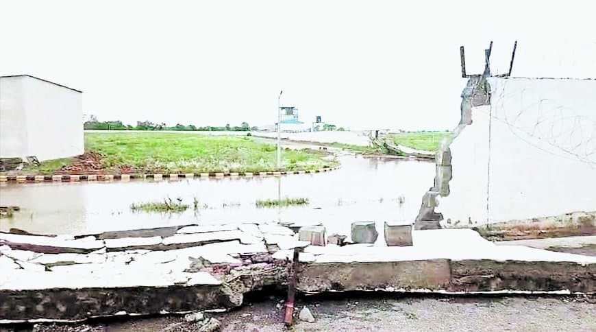 एयरपोर्ट की बाउंड्री धड़ाम, इंजीनियरिंग में गड़बड़ी या कुछ और..., उठ रहे सवाल