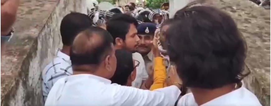 अबे! मैं विधायक हूं...तूने मेरा हाथ कैसे पकड़ लिया...