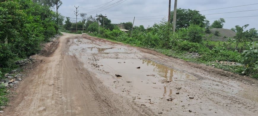 छात्रों व बीमारों के लिए मुसीबत बनी सितपुरा-छींदा मार्ग की बदहाली