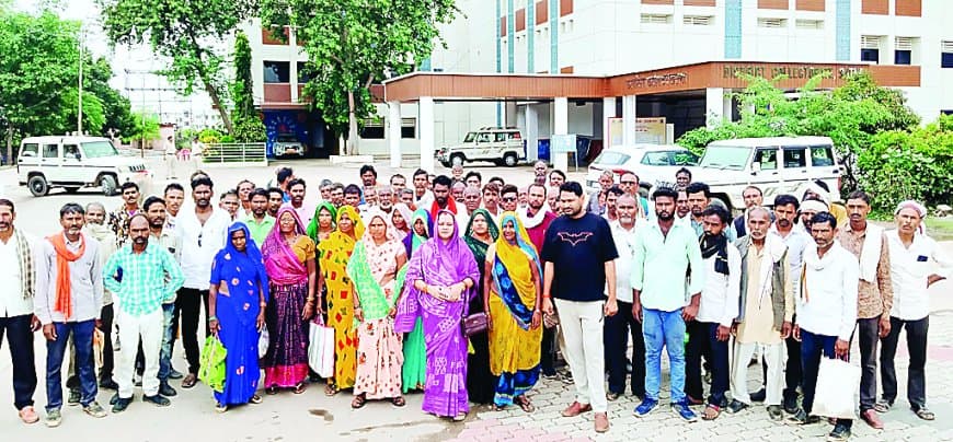 वन विभाग की आदिवासी बस्ती में बुलडोजर चलाने की तैयारी