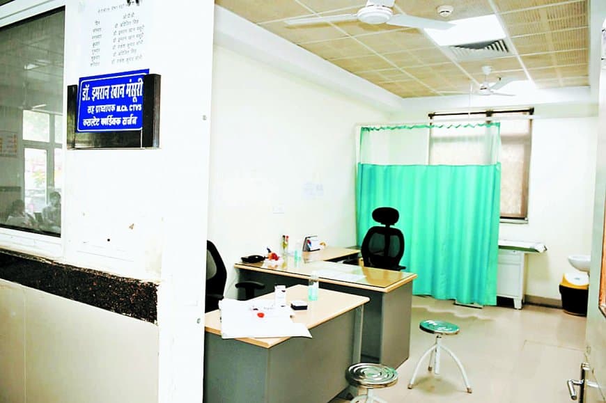 सुपर स्पेशलिटी अस्पताल में बिगड़ी व्यवस्था, समय पर ओपीडी में बैठते ही नहीं डॉक्टर