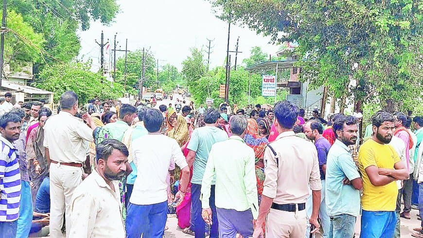 हथेली पर पुलिस कर्मी का नाम लिख फांसी पर झूला नप कर्मी